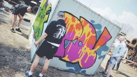 Na złomowisku robi się kolorowo. Powstaje też mural na jednej z kamienic w Chełmie