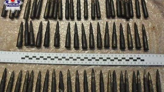 Naboje w dojarce, karabin w wersalce