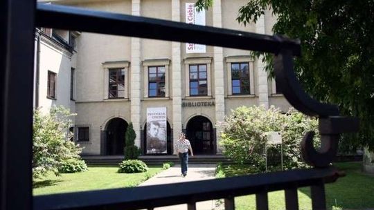 Nachodził pracownice, poniżał i groził? Stracił pracę, dostanie odszkodowanie