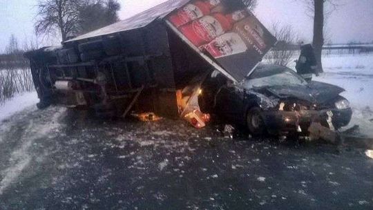 Naczepa ciężarówki przewróciła się na samochód