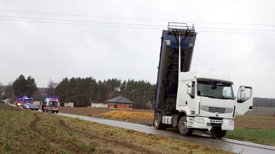 Naczepą zahaczył o linię wysokiego napięcia. 67-latek trafił do szpitala