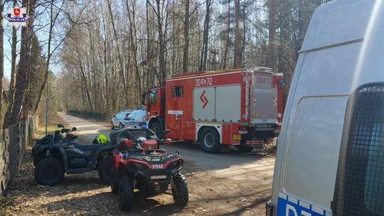 radiowóz i quad w lesie