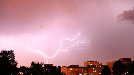 Nadchodzą burze z gradem. Ostrzeżenie dla pięciu powiatów 