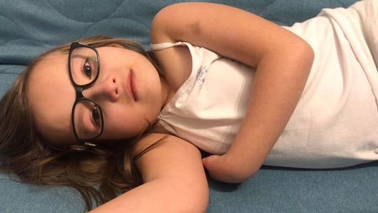 "Nadię zabija wykrzywiający się kręgosłup". Rodzice dziewczynki proszą o pomoc