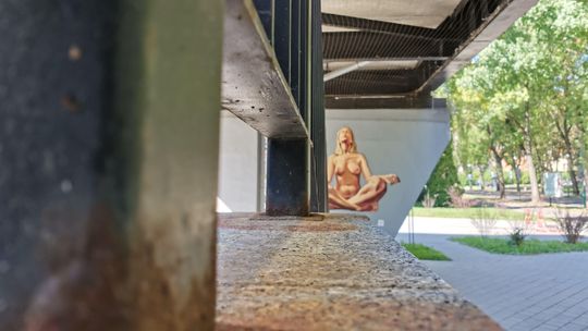 Naga kobieta uprawia jogę. Nowy street art w Lublinie