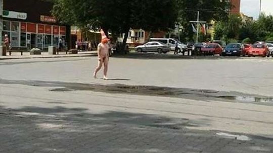 Nagi mężczyzna spacerował w centrum miasta. Z pachołkiem na głowie