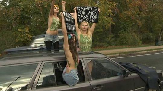 Nagi protest przeciw zakazowi prowadzenia samochodów przez Saudyjki (wideo)