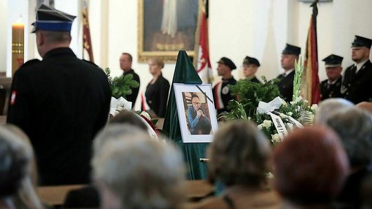 Nagła śmierć 36-letniego wójta wstrząsnęła gminą. Kto teraz zajmie jego miejsce?