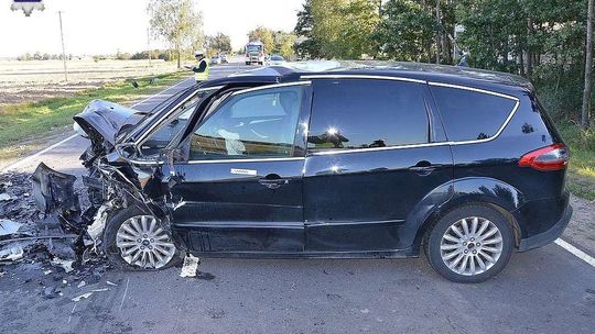 Nagle zjechał na drugi pas. Zderzyły się cztery auta, pięć osób w szpitalu [zdjęcia]