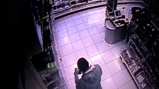 Nagrali złodzieja, jak kradnie perfumy (wideo)