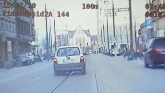 Nagranie z "pościgu za szaleńcem". Po zatrzymaniu odgryzł palec policjantowi [wideo]