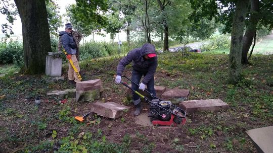 Nagrobki wydobyte spod chaszczy i ziemi. Tak się zmieniły cmentarze pogranicza