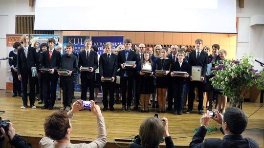 Nagrodzili laureatów konkursów szkolnych