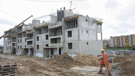 Najbardziej poszukiwani są pracownicy z branży budowlanej i samochodowej. Zbyt wielu jest prawników