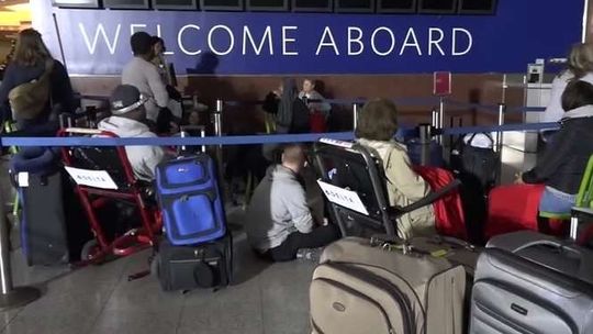 Najbardziej ruchliwe lotnisko na świecie sparaliżowane [wideo]