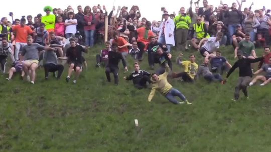 Najdziwniejszy bieg na świecie? Z pogoni za serem ciężko wyjść bez szwanku [wideo]