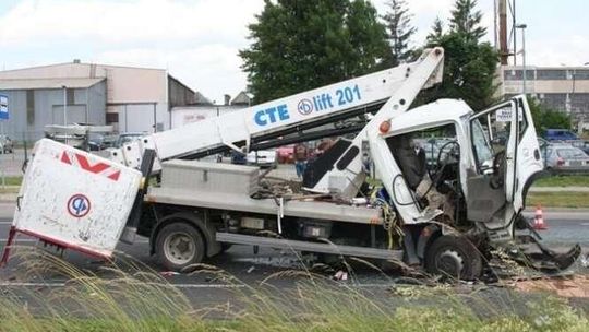 Najechał na tył ciężarówki. Pasażer zginął, kierowca w szpitalu