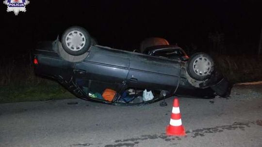 Najechał na tył innego samochodu. Peugeot dachował