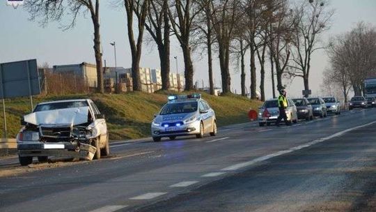 Najechała mercedesem na tył audi. Trzy osoby ranne 