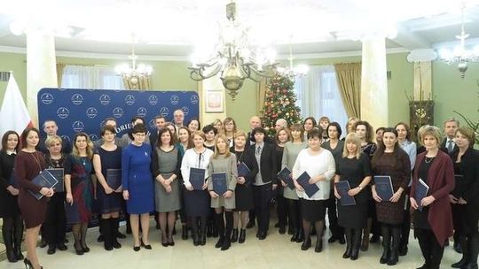 Najlepsi nauczyciele dyplomowani. 46 osób nagrodzonych [zdjęcia, lista]
