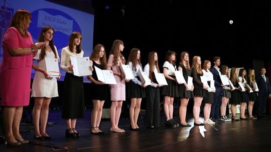 Najlepsi uczniowie dostali stypendia. Ile warta jest średnia 6.0?