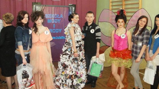 Najlepszy uczeń-fryzjer. Uczesał i ubrał w… gazety