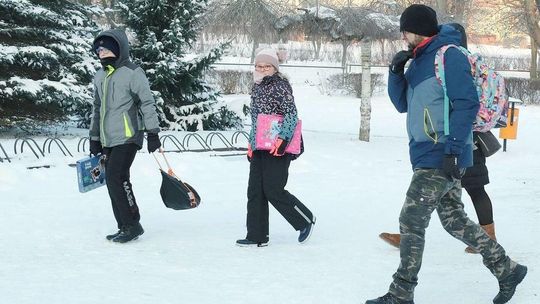 Najmłodsze dzieci wróciły dzisiaj do szkolnych ławek. "Dla mnie to jest bzdura" [zdjęcia]