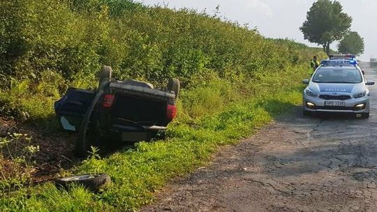 Najpierw piła alkohol, a potem wsiadła za kierownicę. Skończyło się dachowaniem