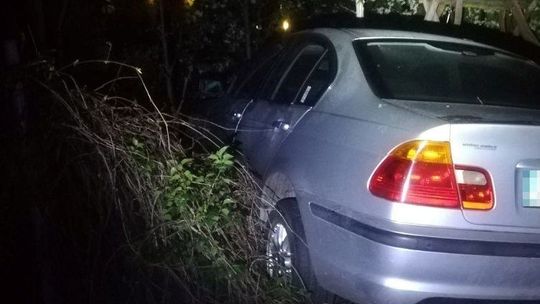 Najpierw pili alkohol, a potem jeden z nich usiadł za kierownicą. Jazdę zakończyli na ogrodzeniu