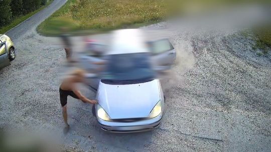 Najpierw próbowali rozjechać autem, a potem pobić. Pięciu zatrzymanych