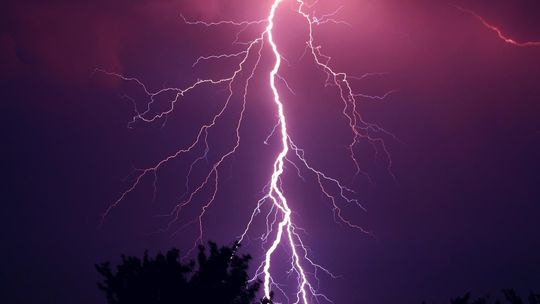 Najpierw upał, później burze. IMGW ostrzega mieszkańców regionu