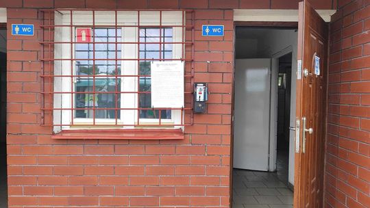 Najpierw zaskakują kupców płatną toaletą, a później z pomysłu się wycofują 