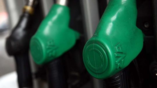 Najpopularniejsza benzyna, diesel traci, zyskuje hybryda