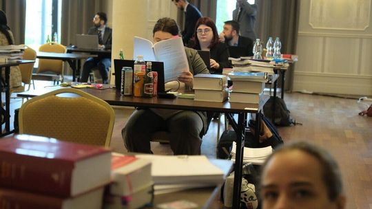 "Najważniejszy egzamin w ich życiu". Przyszli adwokaci mierzą się z zagadnieniami prawnymi