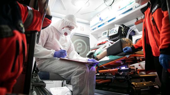 Najwięcej objawów COVID-19 u tych, którzy nie stosowali się do zaleceń sanitarnych