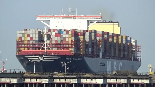 Największy na świecie kontenerowiec wpłynął do Gdańska. Wielka wymiana [wideo]