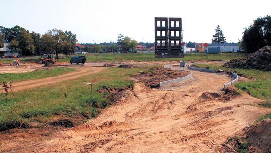 Największy plac budowy w Puławach. Powstaje nowy park, widać już alejki