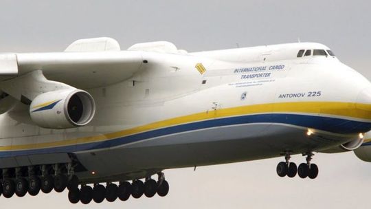 Największy samolot świata wyląduje w Polsce. Na pokładzie maseczki i kombinezony ochronne [wideo]