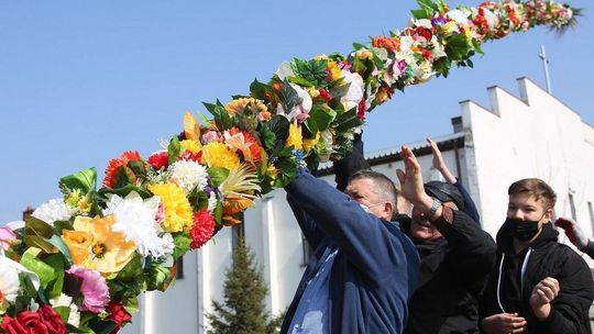 Najwyższa palma wielkanocna stoi od dzisiaj w Świdniku [zdjęcia]