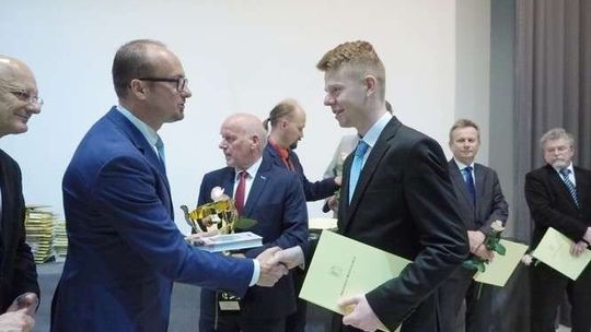 Najzdolniejsi ze zdolnych. Uczeń I LO dostanie aż 3 tys. zł stypendium