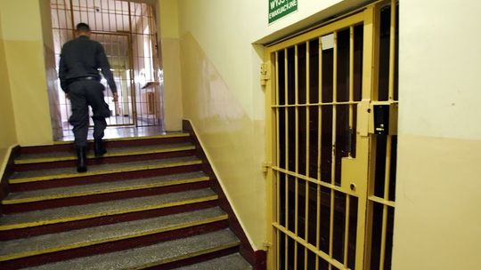 Nakaszlał na kobietę, która zwróciła uwagę, że powinien być na kwarantannie. Trafi do aresztu!