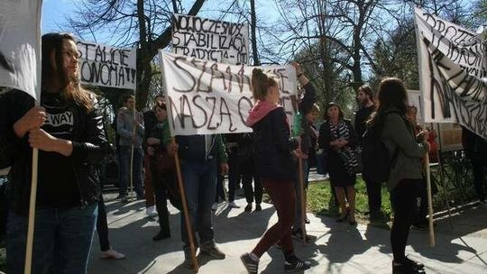 Nałęczów: Miasto nie rezygnuje z rewolucji w szkole. List nauczycielki