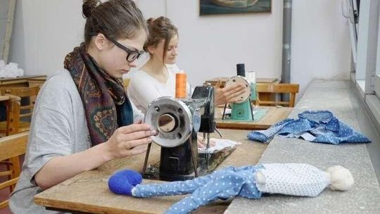 Nałęczów: Uczniowie uszyją… książeczki dla dzieci