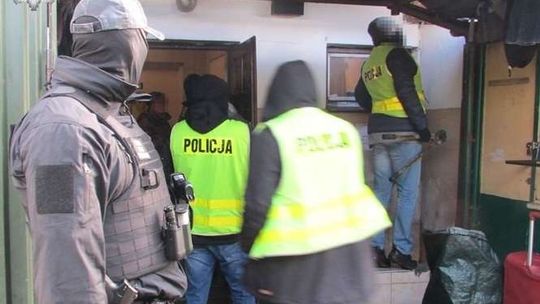 Nalot na bazar przy hali "Nova". Stoisko zainteresowało policję [zdjęcia]