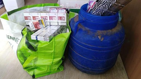 Nalot na targ przy al. Tysiąclecia w Lublinie. Porzucone torby, znaleziska w pawilonach i beczce