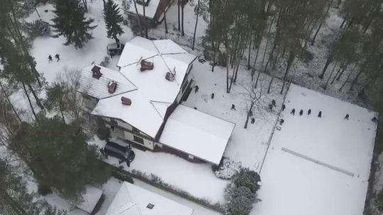 Nalot policji na willę i rozbicie "chińskiego gangu" [wideo z drona]