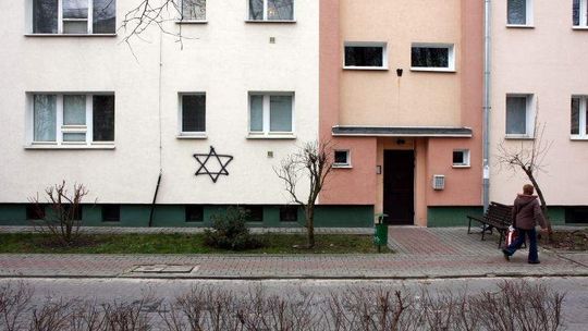 Namalowali gwiazdę Dawida pod oknem bloku Pietrasiewicza