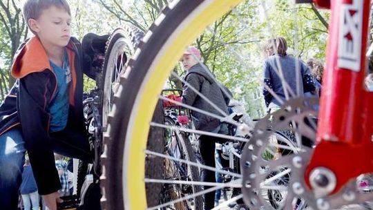 Namawiają na rowery, ale gdzie je zostawić? Brakuje stojaków