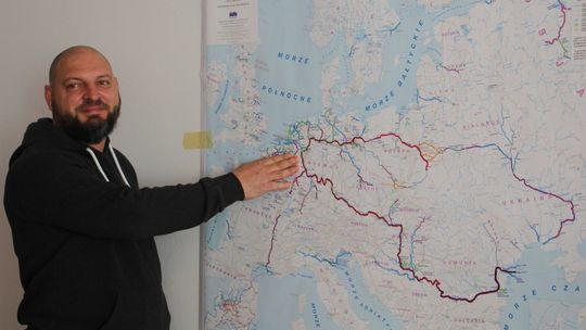 Namiot na tratwie z beczek. Pan Andrzej przepłynie pół Europy 