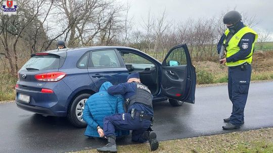 Napad na bank, uzbrojeni napastnicy i policyjna obława
